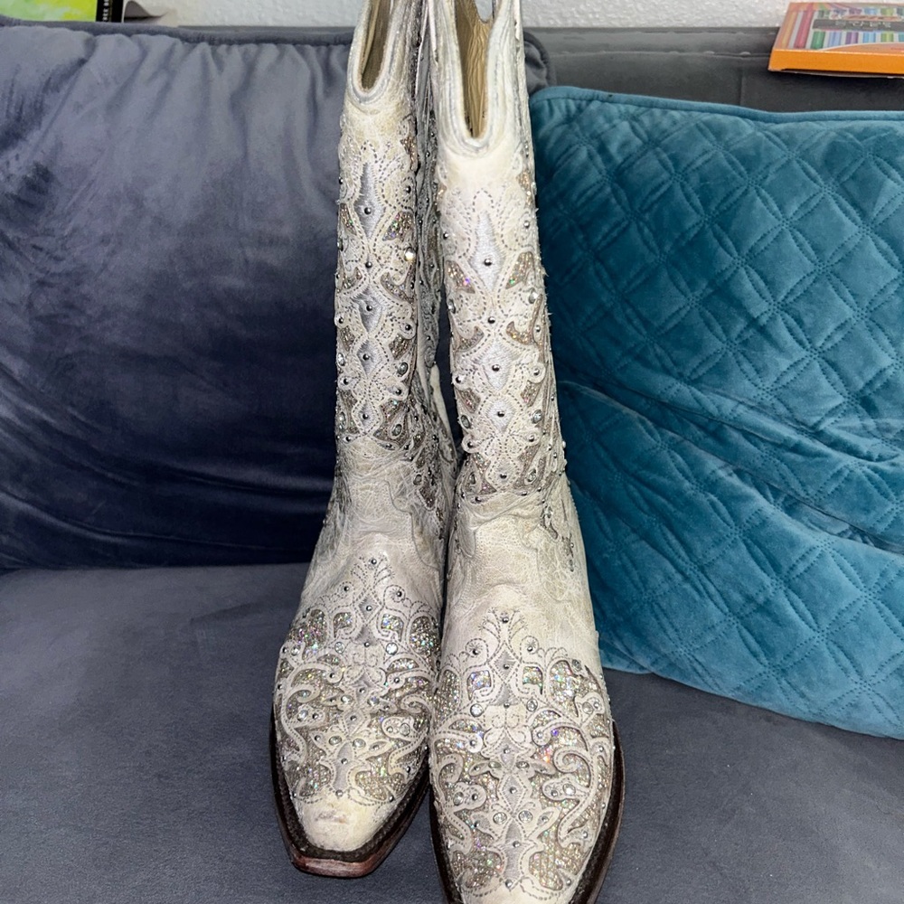 Elegant White Embroidered Women's Boots